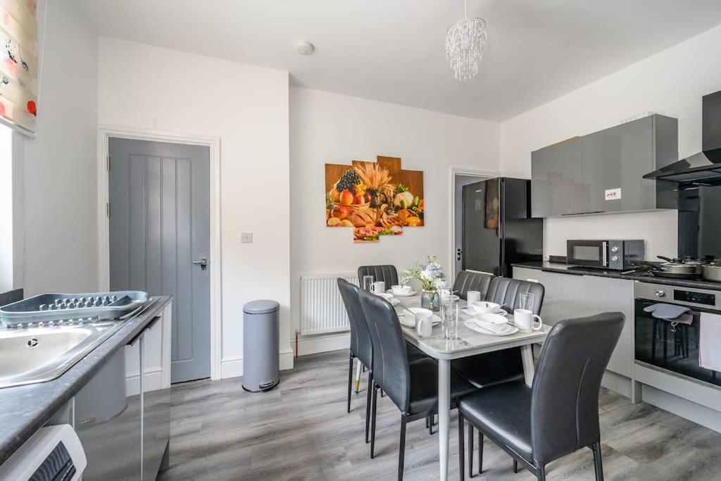 -16pt- For Your Relaxed & Cosy & Free Parking * Leeds (West Yorkshire)